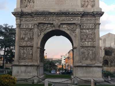 La traversata del giovane comincia dall'arco di Traiano, monumento fatto erigere nel centro di Benevento dall'omonimo imperatore per celebrare l'apertura della variante